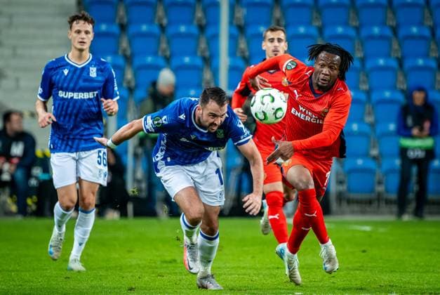 SOCCER - UEFA ECL, Poznan vs Rapid POZNAN,POLAND,02.OCT.25 - SOCCER - UEFA Conference League, KKS Lech Poznan vs SK Rapid Wien. Image shows Antonio Milic (Poznan) and Claudy Mbuyi (Rapid).  GEPAxpictures xKevinxHackner