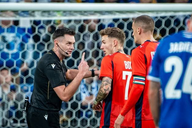 SOCCER - UEFA ECL, Poznan vs Rapid POZNAN,POLAND,02.OCT.25 - SOCCER - UEFA Conference League, KKS Lech Poznan vs SK Rapid Wien. Image shows referee Rob Hennessy explaining the penalty decision to Bendeguz Bolla and Nenad Cvetkovic (Rapid).  GEPAxpictures xKevinxHackner