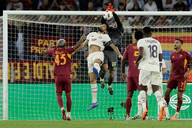 UEFA Europa League AS Roma vs Lille Olympique Sporting Club Lille Mwtropole Lille s French forward Olivier Giroud challenges for the ball with Roma™s Belgian goalkeeper Mile Svilar during UEFA Europa League phase mech day 2 match between AS Roma vs Lille Olympique Sporting Club Lille Mwtropole at Olimpico stadium on October 02, 2025 in Rome, Italy. _BPH4330 Copyright: xAntonioxBalascox