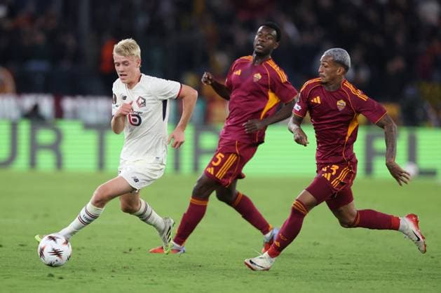 CALCIO - UEFA Europa League - AS Roma vs LOSC Lille Rome, Italy - October 2, 2025: Hakon Haraldsson of Lille, Evan Ndicka of Roma, Wesley Franca of Roma seen in action during the UEFA League 2025 2026, day 2, between AS Roma vs LOSC Lille at Olympic stadium in Rome Rome Italy  Copyright: xIPAxSport ABACAx