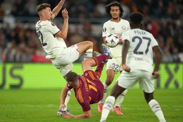 Evan Ferguson of AS Roma and Thomas Meunier of LOSC Lilleduring the UEFA Europa League 2025 2026 football match between AS Roma and LOSC Lille at Stadio Olimpico in Rome (Italy), October 2, 2025. antoniettaxbaldassarre