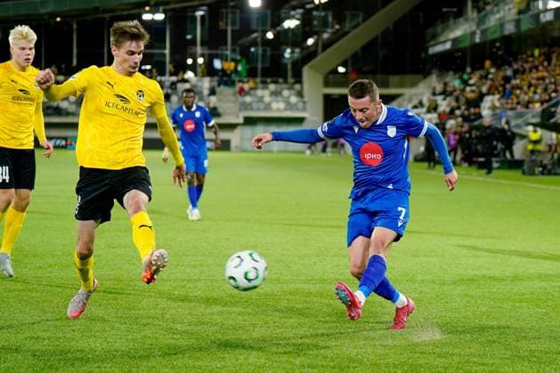 Saku Savolainen (L) of KuPS and Alamir Ajzeraj of Drita vie for the ball during the football UEFA Conference League match between KuPS Kuopio and FC Drita Kosovo in Tampere, Finland, on October 2, 2025. Tampere Tammelan Stadion Pirkanmaa Finland LKFTVX20251002204749AZBR  Copyright: xMikaxKylmäniemix LKFTVX20251002204749AZBR
