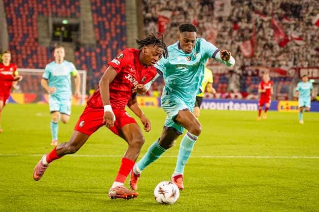 Football UEFA Europa League 2025 26, Matchday 2 FC Bologna vs SC Freiburg Renato Dall Ara Bologna, Italy Johan Manzambi SC Freiburg, 44 Jhon Lucumi Bologna, 26 in duel Bologna Metropolitan City of Bologna Italy Copyright: xJOERANxSTEINSIEKx