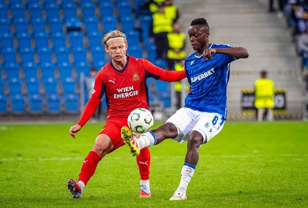 SOCCER - UEFA ECL, Poznan vs Rapid POZNAN,POLAND,02.OCT.25 - SOCCER - UEFA Conference League, KKS Lech Poznan vs SK Rapid Wien. Image shows Tobias Gulliksen (Rapid) and Timothy Ouma (Poznan).  GEPAxpictures xKevinxHackner