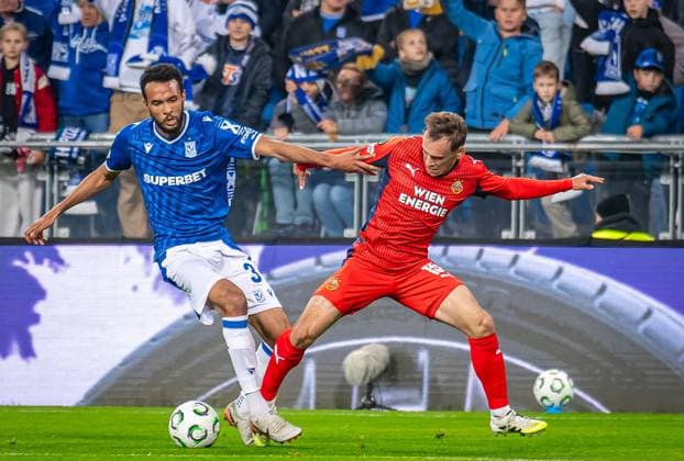 SOCCER - UEFA ECL, Poznan vs Rapid POZNAN,POLAND,02.OCT.25 - SOCCER - UEFA Conference League, KKS Lech Poznan vs SK Rapid Wien. Image shows Alex Douglas (Poznan) and Nikolaus Wurmbrand (Rapid).  GEPAxpictures xKevinxHackner