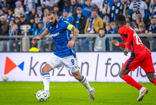 SOCCER - UEFA ECL, Poznan vs Rapid POZNAN,POLAND,02.OCT.25 - SOCCER - UEFA Conference League, KKS Lech Poznan vs SK Rapid Wien. Image shows Mikael Ishak (Poznan) and Romeo Amane (Rapid).  GEPAxpictures xKevinxHackner
