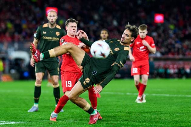 251002 Eggert Aron Gudmundsson of Brann and Siebe Horemans of Utrecht during the UEFA Europa League football match between Brann and Utrecht on October 2, 2025 in Bergen Photo Vegard Grott BILDBYRAN kod VG VG0816 bbeng fotboll football soccer fotball uefa europa league europa league skb brann utrecht  Copyright: VEGARDxGRoTT BB251002VG019