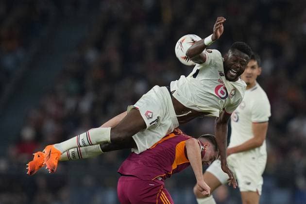 Lille™s Chancel Mbemba Roma™s Evan Ferguson during the Uefa Europa League soccer match between Roma and Lille at the Olympic Stadium in Rome, Italy - Thursday, October 2, 2025. - Soccer .  Copyright: xAlfredoxFalcone LaPressex