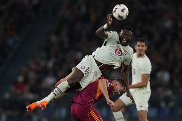 Lille™s Chancel Mbemba Roma™s Evan Ferguson during the Uefa Europa League soccer match between Roma and Lille at the Olympic Stadium in Rome, Italy - Thursday, October 2, 2025. - Soccer .  Copyright: xAlfredoxFalcone LaPressex