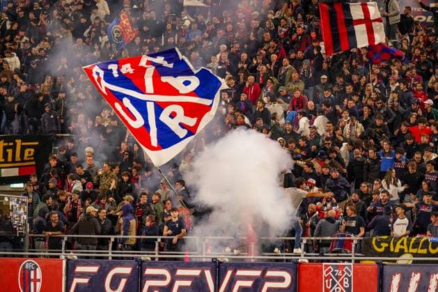 UEFA Europa League 2025 26, Matchday 2 FC Bologna vs SC Freiburg Renato Dall™Ara Bologna, Italy Bologna fans with flags and pyrotechnics in the block, dense smoke, passionate atmosphere in the stands, emotional support for FC Bologna Bologna Metropolitan City of Bologna Italy Copyright: xJOERANxSTEINSIEKx