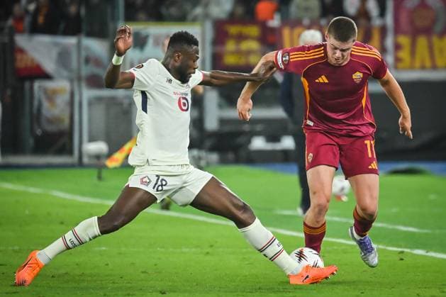 October 2, 2025, Rome, Italy, Italy: Chancel MBEMBA of Lille and Evan FERGUSON of AS Roma during the UEFA Europa League, League Phase MD2 match between AS Roma and Lille OSC (LOSC) at Stadio Olimpico on October 02, 2025 in Rome, Italy. Rome Italy - ZUMAm308 20251002_zsp_m308_003 Copyright: xMatthieuxMirvillex