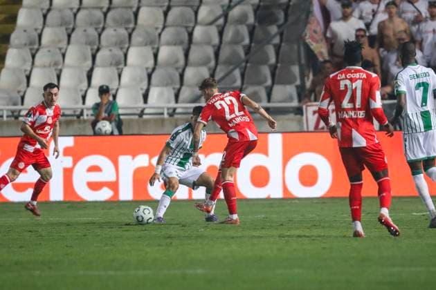 UEFA Conference League - Omonoia vs Mainz NIKOLAS VERATSCHNIG of Mainz tries to pass the ball. Omonoia plays against Mainz for the League Phase of the UEFA Conference League at GSP Stadium, Limassol, Cyprus, on Oct. 2, 2025. Limassol Cyprus Copyright: xKOSTASxPIKOULASx