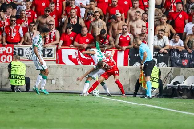 UEFA Conference League - Omonoia vs Mainz NIKOLAS VERATSCHNIG of Mainz and FOTIOS KITSOS of Omonoia compete for the ball. Omonoia plays against Mainz for the League Phase of the UEFA Conference League at GSP Stadium, Limassol, Cyprus, on Oct. 2, 2025. Limassol Cyprus Copyright: xKOSTASxPIKOULASx
