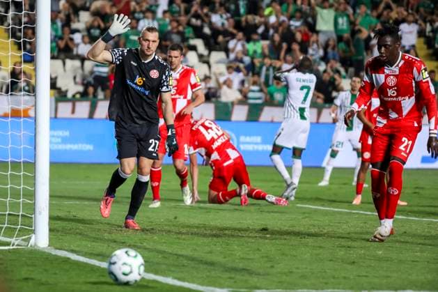 UEFA Conference League - Omonoia vs Mainz ROBIN ZENTNER of Mainz and DANNY DA COSTA of Mainz watch the ball go out. Omonoia plays against Mainz for the League Phase of the UEFA Conference League at GSP Stadium, Limassol, Cyprus, on Oct. 2, 2025. Limassol Cyprus Copyright: xKOSTASxPIKOULASx