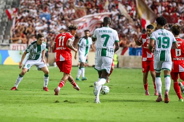 UEFA Conference League - Omonoia vs Mainz ARMINDO SIEB of Mainz passes the ball. Omonoia plays against Mainz for the League Phase of the UEFA Conference League at GSP Stadium, Limassol, Cyprus, on Oct. 2, 2025. Limassol Cyprus Copyright: xKOSTASxPIKOULASx