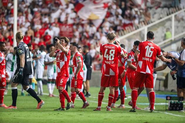UEFA Conference League - Omonoia vs Mainz Mainz team is seen during a watering break. Omonoia plays against Mainz for the League Phase of the UEFA Conference League at GSP Stadium, Limassol, Cyprus, on Oct. 2, 2025. Limassol Cyprus Copyright: xKOSTASxPIKOULASx