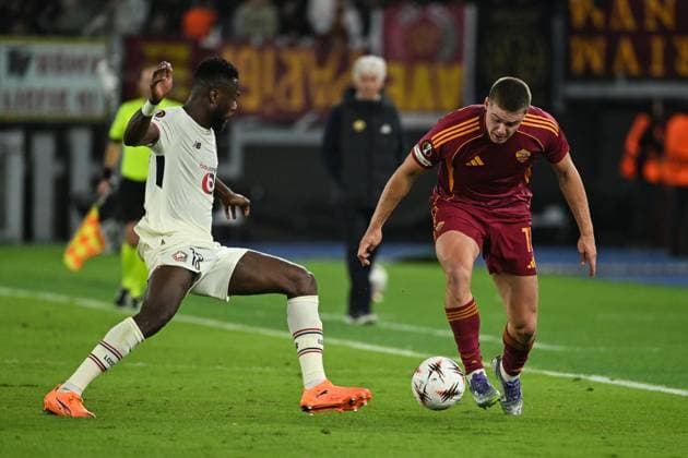 UEFA Europa League Group Phase, Stadio Olimpico, Rome, Italy 2 10 2025 Roma vs LOSC Lille Roma™s Evan Ferguson with Lille™s Chancel Mbemba Evan Ferguson with Lille™s Chancel Mbemba 2 10 2025  Copyright: x INPHO GiuseppexFamax ROMA_LILLE_58