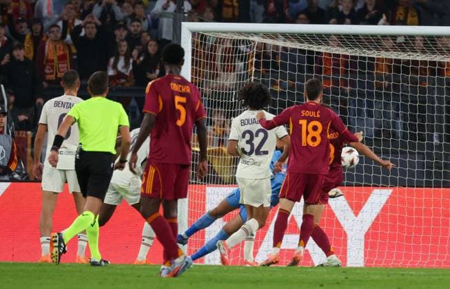 October 2, 2025, Roma, Roma, Italia: Berke Ozer of LOSC Lilla During the 2025 26 Europa League football match between Roma and Lille at the Stadio Olimpico in Rome on October 2, 2025..Photo: Roma Italia - ZUMAs236 20251002_aap_s236_066 Copyright: xFabioxSassox