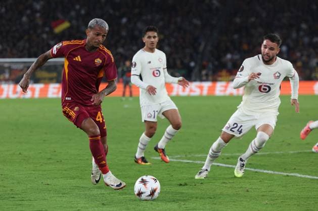 CALCIO - UEFA Europa League - AS Roma vs LOSC Lille Rome, Italy - October 2, 2025: Wesley Franca of Roma, Clavin Verdonk of Lille seen in action during the UEFA League 2025 2026, day 2, between AS Roma vs LOSC Lille at Olympic stadium in Rome Rome Italy  Copyright: xIPAxSport ABACAx