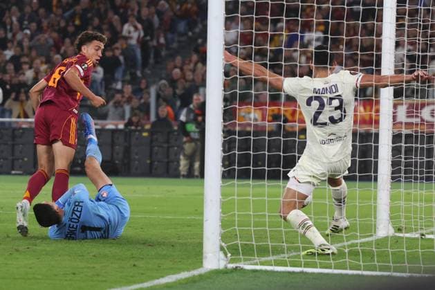 CALCIO - UEFA Europa League - AS Roma vs LOSC Lille Rome, Italy - October 2, 2025: Aissa Mandi of Lille save the goal, Neil El Aynaoui of Roma, Berke Ozer of Lille seen in action during the UEFA League 2025 2026, day 2, between AS Roma vs LOSC Lille at Olympic stadium in Rome Rome Italy  Copyright: xIPAxSport ABACAx