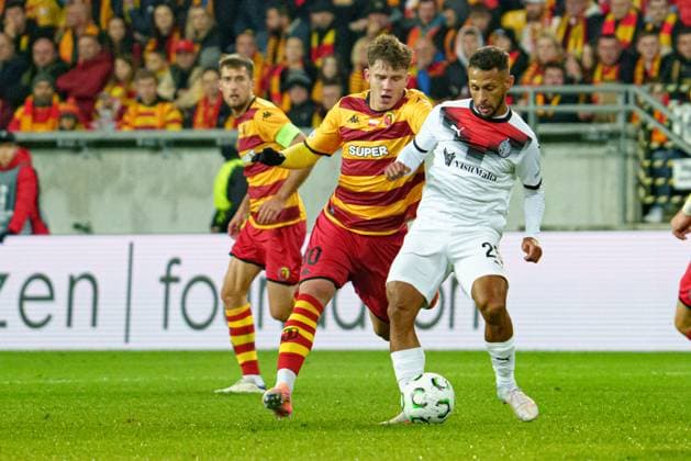 Oskar Pietuszewski and Ederson seen during UEFA Conference League game between Jagiellonia Bialystok and Hamrun Spartans FC (Lukasz Germaniuk Ball Raw Images) Bialystok Municipal Stadium Poland Copyright: xLukaszxGermaniukx lukaszgermaniuk_jagiellonia_hamrun_2526-29