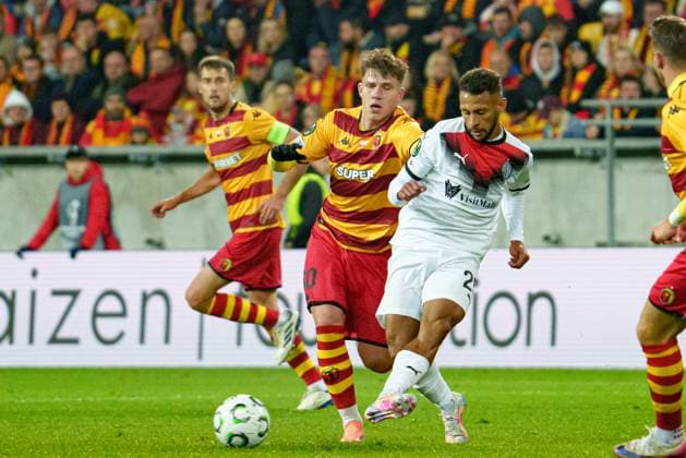 Oskar Pietuszewski and Ederson seen during UEFA Conference League game between Jagiellonia Bialystok and Hamrun Spartans FC (Lukasz Germaniuk Ball Raw Images) Bialystok Municipal Stadium Poland Copyright: xLukaszxGermaniukx lukaszgermaniuk_jagiellonia_hamrun_2526-30