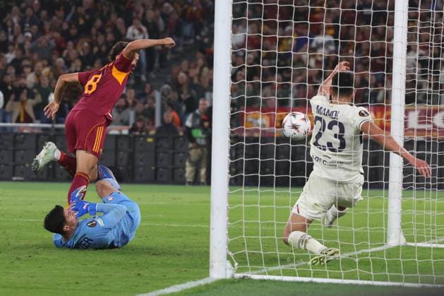 Football: UEFA League As Roma vs LOSC Lille Rome, Italy - October 2, 2025: Aissa Mandi of Lille save the goal, Neil El Aynaoui of Roma, Berke Ozer of Lille seen in action during the UEFA League 2025 2026, day 2, between AS Roma vs LOSC Lille at Olympic stadium in Rome ROME OLYMPIC STADIUM italy italy Copyright: xmarcoxiacobucci