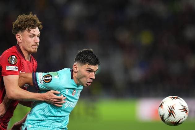Bologna s Nicolo Cambiaghi fights for the ball with Freiburg s Philipp Treu during the UEFA Europa League soccer match between Bologna and Freiburg at the Renato DallÕAra Stadium in Bologna, north Italy - Thursday, October 2, 2025 -  Copyright: xMassimoxPaolone LaPressex