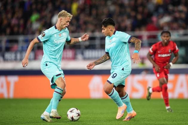 Bologna s Jens Odgaard and Bologna s Santiago Castro in action during the UEFA Europa League soccer match between Bologna and Freiburg at the Renato DallÕAra Stadium in Bologna, north Italy - Thursday, October 2, 2025 -  Copyright: xMassimoxPaolone LaPressex