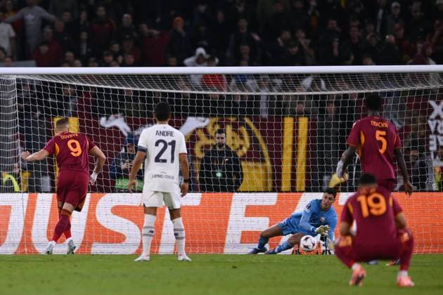 As Roma 02 10 2025 - Europa League Roma-Lille foto Antonello Sammarco Image nella foto: rigore Artem Dovbyk 