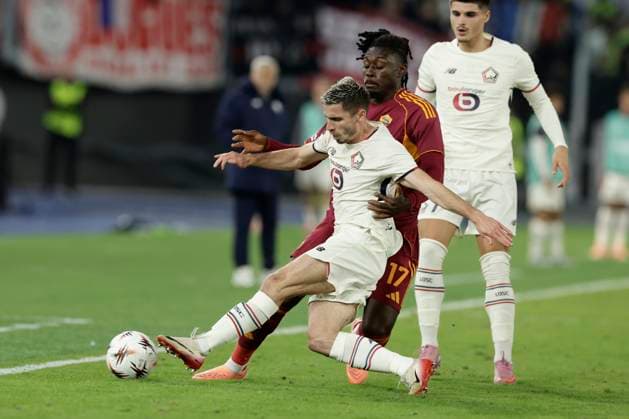 UEFA Europa League AS Roma vs Lille Olympique Sporting Club Lille Mwtropole Roma™s French midfielder Manu Kone challenges for the ball with Lille™s French defender Romain Perraud during UEFA Europa League phase mech day 2 match between AS Roma vs Lille Olympique Sporting Club Lille Mwtropole at Olimpico stadium on October 02, 2025 in Rome, Italy. _BPH5115 Copyright: xAntonioxBalascox