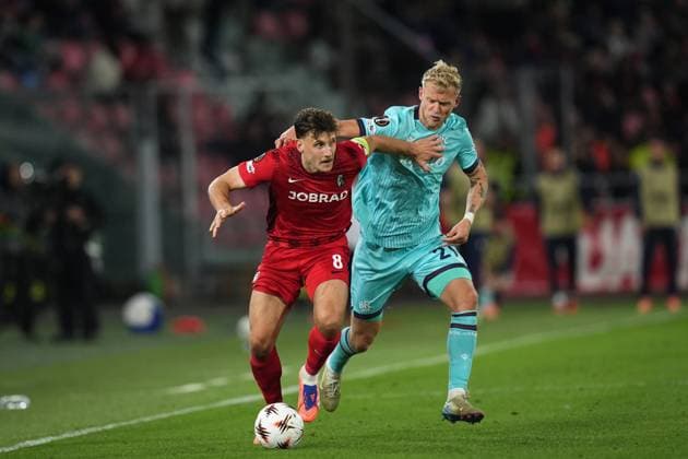 Freiburg s Maximilian Eggestein fights for the ball with Bologna s Jens Odgaard during the UEFA Europa League soccer match between Bologna and Freiburg at the Renato DallÕAra Stadium in Bologna, north Italy - Thursday, October 2, 2025 -  Copyright: xMassimoxPaolone LaPressex