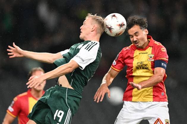 UEFA Europa League Panathinaikos vs Go Ahead Eagles - Panathinaikos player Karol Swiderski in action against Mats Deijl of Go Ahead Eagles during the UEFA Europa League Phase matchday 2 soccer match between Panathinaikos and Go Ahead Eagles at the Olympic Athletic Center of Athens Spyros Louis in Athens, Greece, 2 October 2025. IMAGO ONE INCH PRODUCTIONS ATHENS GREECE Copyright: xONExINCHxPRODUCTIONSx 6676793