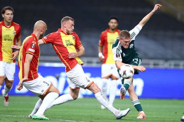 UEFA Europa League Panathinaikos vs Go Ahead Eagles - Panathinaikos player Karol Swiderski in action against Pedro Chirivella of Go Ahead Eagles during the UEFA Europa League Phase matchday 2 soccer match between Panathinaikos and Go Ahead Eagles at the Olympic Athletic Center of Athens Spyros Louis in Athens, Greece, 2 October 2025. IMAGO ONE INCH PRODUCTIONS ATHENS GREECE Copyright: xONExINCHxPRODUCTIONSx 6676798