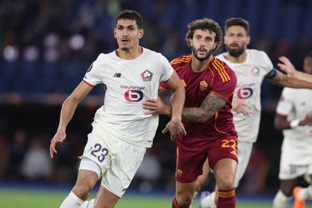 CALCIO - UEFA Europa League - AS Roma vs LOSC Lille Rome, Italy - October 2, 2025: Aissa Mandi of Lille, Mario Hermoso of Roma seen in action during the UEFA League 2025 2026, day 2, between AS Roma vs LOSC Lille at Olympic stadium in Rome Rome Italy  Copyright: xIPAxSport ABACAx