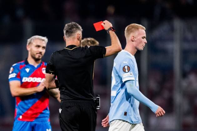 251002 Referee Enea Jorgji calls a red card and Daniel Gudjohnsen of Malmö FF during the UEFA Europa League football match between Viktoria Plzen and Malmö FF on October 2, 2025 in Plzen Photo Petter Arvidson BILDBYRAN kod PA PA1092 fotboll football soccer fotball uefa europa league europa league viktoria plzen malmö ff bbeng  Copyright: PETTERxARVIDSON BB251002PA190