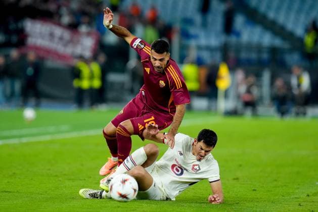 AS Roma v LOSC Lille - UEFA Europa League 2025 26 League Phase MD2 Aissa Mandi of LOSC Lille and Zeki Celik of AS Roma compete for the ball during the UEFA Europa League MD2 match between AS Roma and LOSC Lille at Stadio Olimpico on October 2, 2025 in Rome, Italy. Rome Stadio Olimpico Lazio Italy Copyright: xGiuseppexMaffiax 251002_UEL_ROMA-LILLE3824