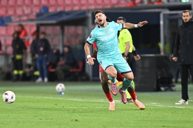 October 2, 2025, Bologna, Italy: Bologna Riccardo Orsolini hindered by Freiburg s Jordy Makengo during the Uefa Europa League match between Bologna Fc and Sc Freiburg at Renato Dall Ara Stadium in Bologna, 2 October 2025. ANSA Gianluca Ricci Uefa Europa League: Bologna Freiburg  - ZUMAa110 20251002_zaf_a110_053 Copyright: xRiccixGianlucax