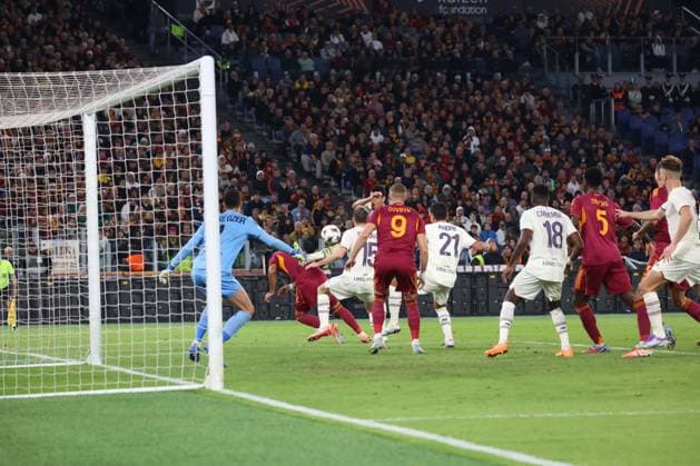 October 2, 2025, Roma, Roma, Italia: Romain Perraud of LOSC Lilla During the 2025 26 Europa League football match between Roma and Lille at the Stadio Olimpico in Rome on October 2, 2025..Photo: Roma Italia - ZUMAs236 20251002_aap_s236_107 Copyright: xFabioxSassox