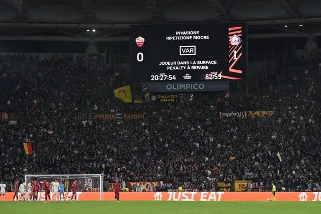 Soccer, Europa League match, AS Roma v Lille Referee Erik Lambrechts while consulting the VAR system during the Europa League match between AS Roma v Lille at Olimpico stadium in Rome, Italy, Oct 02nd, 2025. Imago-Images Emmefoto Copyright: xImago-Images Emmefotox