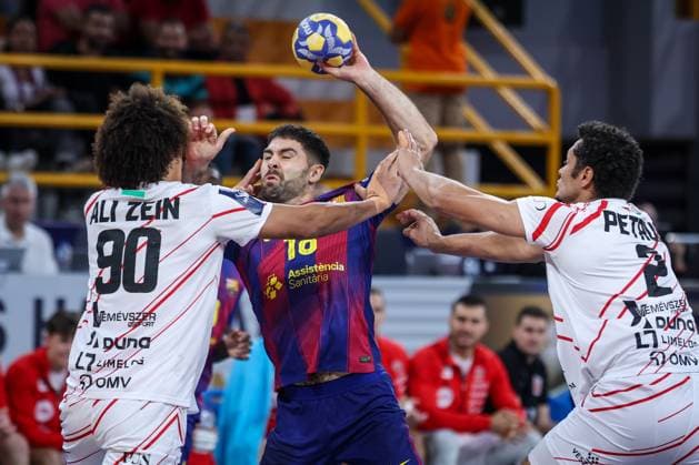Veszprem HC V FC Barcelona, Barca - 18th IHF Men s Handball Club World Championship, WM, Weltmeisterschaft 2025 - FINAL Thiagus Petrus Goncalves Dos and Hugo Georges Christian Descat of Veszprem HC battle for the ball with Blaz Janc of FC Barcelona during the 18th IHF Men s Handball Club World Championship 2025 Final match between Veszprem HC and FC Barcelona in Cairo, Egypt, on October 2, 2025. Cairo Egypt  Copyright: xAymanxArefx originalFilename:aref-notitle251002_np0ad.jpg