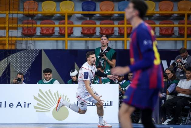 Veszprem HC V FC Barcelona, Barca - 18th IHF Men s Handball Club World Championship, WM, Weltmeisterschaft 2025 - FINAL Ivan Martinovic of Veszprem HC participates in the 18th IHF Men s Handball Club World Championship 2025 final match between Veszprem HC and FC Barcelona in New Capital Sports Hall in Cairo, Egypt, on October 2, 2025. Cairo Egypt  Copyright: xAymanxArefx originalFilename:aref-notitle251002_np9fi.jpg