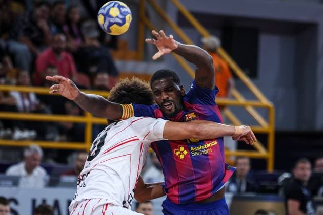 Veszprem HC V FC Barcelona, Barca - 18th IHF Men s Handball Club World Championship, WM, Weltmeisterschaft 2025 - FINAL Ali Zein of Veszprem HC battles for the ball with Dika Mem of FC Barcelona during the 18th IHF Men s Handball Club World Championship 2025 Final match between Veszprem HC and FC Barcelona in New Capital Sports Hall in Cairo, Egypt, on October 2, 2025. Cairo Egypt  Copyright: xAymanxArefx originalFilename:aref-notitle251002_npaz3.jpg