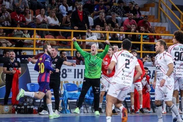 Veszprem HC V FC Barcelona, Barca - 18th IHF Men s Handball Club World Championship, WM, Weltmeisterschaft 2025 - FINAL Mikael Appelgren of Veszprem HC participates in the 18th IHF Men s Handball Club World Championship 2025 Final match between Veszprem HC and FC Barcelona in Cairo, Egypt, on October 2, 2025. Cairo Egypt  Copyright: xAymanxArefx originalFilename:aref-notitle251002_npfec.jpg