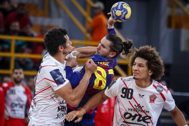 Veszprem HC V FC Barcelona, Barca - 18th IHF Men s Handball Club World Championship, WM, Weltmeisterschaft 2025 - FINAL Thiagus Petrus Goncalves Dos and Hugo Georges Christian Descat of Veszprem HC battle for the ball with Luis Diogo Da Sousa Frade of FC Barcelona during the 18th IHF Men s Handball Club World Championship 2025 final match between Veszprem HC and FC Barcelona in Cairo, Egypt, on October 2, 2025. Cairo Egypt  Copyright: xAymanxArefx originalFilename:aref-notitle251002_npgcF.jpg
