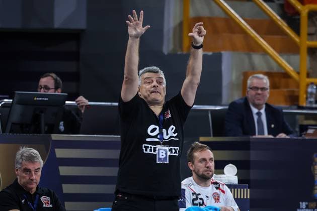 Veszprem HC V FC Barcelona, Barca - 18th IHF Men s Handball Club World Championship, WM, Weltmeisterschaft 2025 - FINAL Coach Antonio Garcia Guerrero of Veszprem HC participates in the 18th IHF Men s Handball Club World Championship 2025 final match between Veszprem HC and FC Barcelona in Cairo, Egypt, on October 2, 2025. Cairo Egypt  Copyright: xAymanxArefx originalFilename:aref-notitle251002_npGFX.jpg