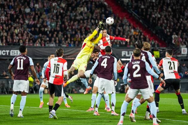 UEFA Europa League: Feyenoord Rotterdam v Aston Villa F.C. Rotterdam - Aston Villa goalkeeper Marco Bizot, Ayase Ueda of Feyenoord during the second match of the UEFA Europa League 2025 2026. The match is set between Feyenoord Rotterdam and Aston Villa F.C. at Stadion Feijenoord De Kuip on 2 October 2025 in Rotterdam, The Netherlands. Copyright: xYannickxVerhoevenx
