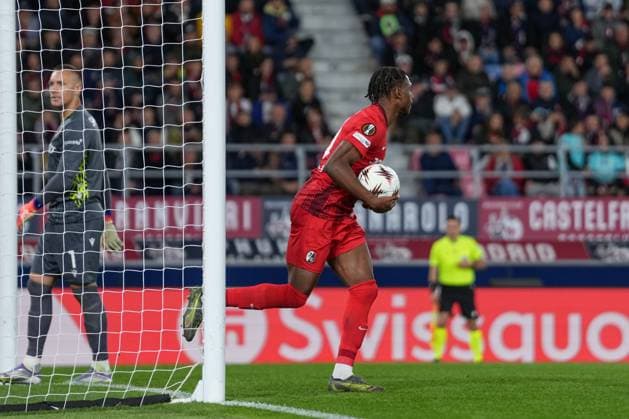 Junior Adamu SC Freiburg, 20 converts the penalty kick, penalty kick, goal, goal celebration, emotions, goal kick, goal, goal, goal, Italy, football, UEFA Europa League, matchday 2, league phase, 2025 2026, Bologna FC vs SC Freiburg, 02 10 2025, Stadio Renato Dall™Ara, Bologna, Italy Bologna Stadio Renato Dall™Ara Emilia Romagna Italy Copyright: xArnexAmbergx