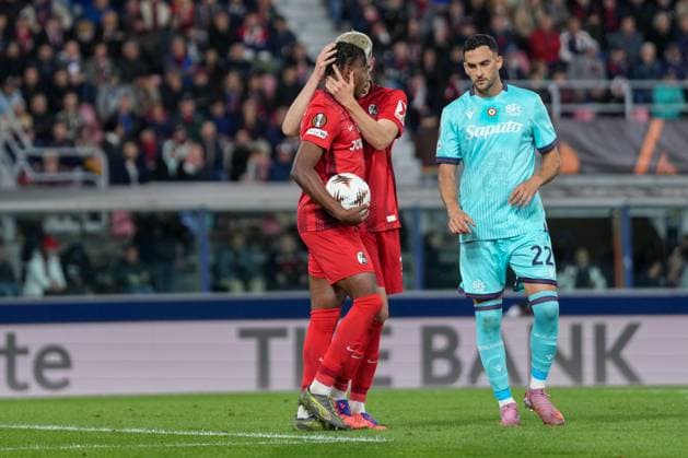 Junior Adamu SC Freiburg, 20 converts the penalty kick, penalty kick, goal, goal celebration, emotions, goal kick, goal, goal, goal, Italy, football, UEFA Europa League, matchday 2, league phase, 2025 2026, Bologna FC vs SC Freiburg, 02 10 2025, Stadio Renato Dall™Ara, Bologna, Italy Bologna Stadio Renato Dall™Ara Emilia Romagna Italy Copyright: xArnexAmbergx