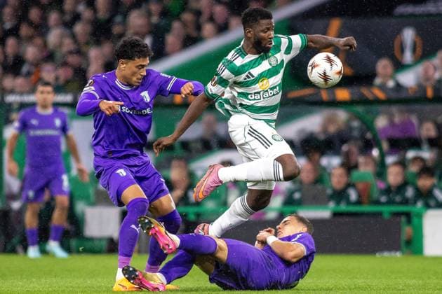 Celtic v Sporting Braga Europa League 02 10 2025. Gustaf Lagerbielke of SC Braga goes to ground to try to stop the break of Kelechi Iheanacho of Celtic FC during the UEFA Europa League 2025 26, Celtic FC vs SC Braga, Celtic Park, Glasgow, country}. 02 10 2025 Parkhead Celtic Park Glasgow Scotland Editorial use only , Copyright: xColinxPoultneyx PSI-22959-0032